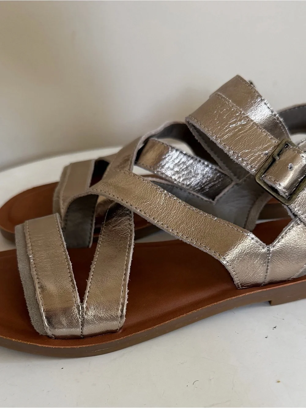 New- Tom’s Sloanne metallic Gold strappy side buckle Sandal in 5.5